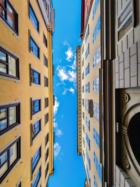 两栋建筑之间的低角度天空视图图片下载