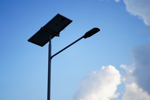 蓝天上的太阳能LED灯图片下载