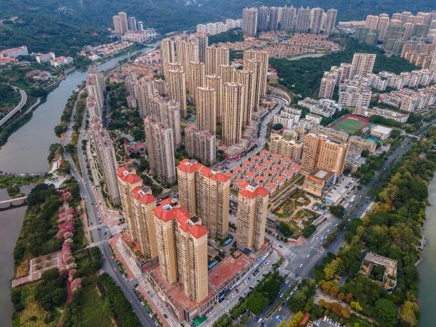 湖畔现代城市高层住宅综合体鸟瞰图图片下载