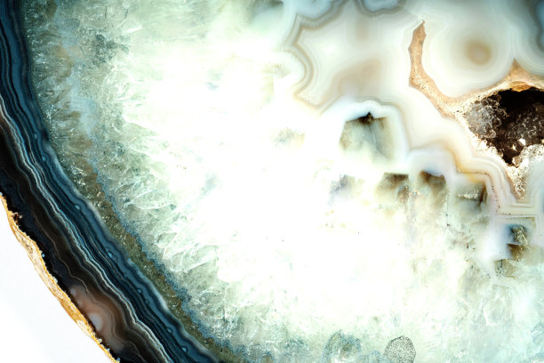 玛瑙晶体截面背景。天然半透明玛瑙晶体表面片。矿石的宏观特写，抽象结构图片下载
