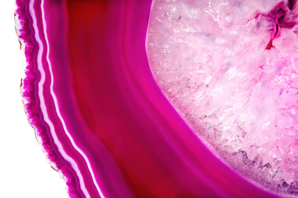 玛瑙晶体截面背景。天然半透明玛瑙晶体表面片。矿石的宏观特写，抽象结构图片下载