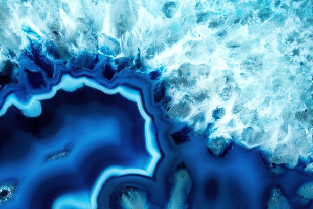 玛瑙晶体截面背景。天然半透明玛瑙晶体表面片。矿石的宏观特写，抽象结构图片下载