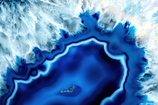 玛瑙晶体截面背景。天然半透明玛瑙晶体表面片。矿石的宏观特写，抽象结构图片下载