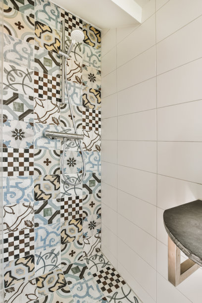 浴室里有一个黑白瓷砖的淋浴间图片下载