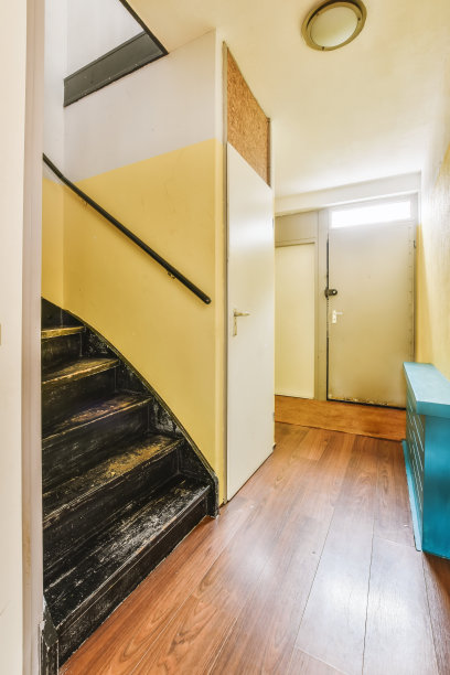 一个有黄色墙壁和木地板的楼梯图片下载