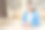 年轻的亚洲妇女听有声读物，播客。坐在家里戴着耳机，拿着手机图片下载