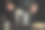 厨师在餐厅厨房里用平底锅准备意大利饺子。一个厨师工作时的手特写图片下载