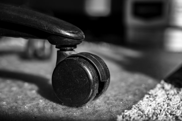 过渡地毯和硬保护垫的家庭办公室滚动桌椅图片下载