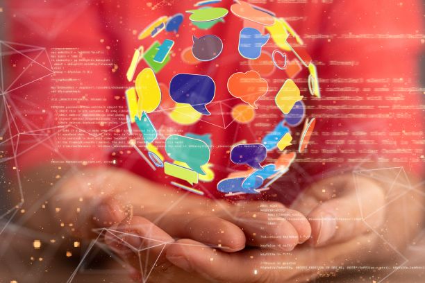 彩色的信息图标盘旋在人的手上。全球沟通的概念。图片下载