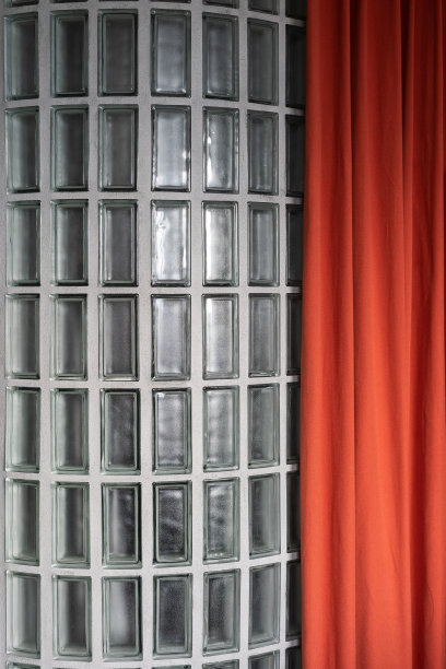 玻璃墙与透明块和窗帘图片下载