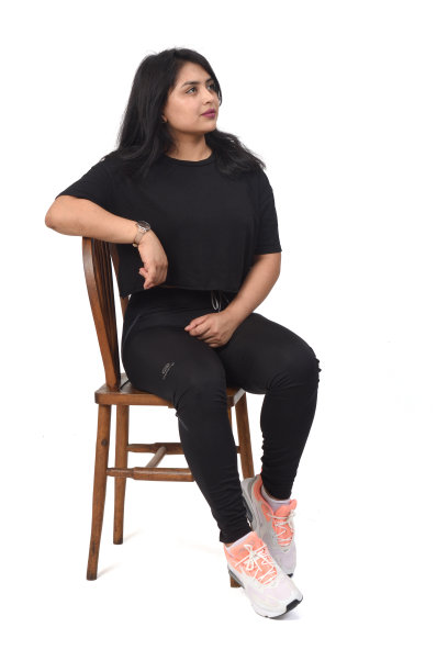 坐在椅子上的女人抬头看着白色的背景图片下载