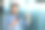 成熟的创业企业家在现代化写字楼的窗户边用手机，留着胡子和眼镜的商人在庆祝胜利和胜利，穿着衬衫的男子在网上收到了好消息图片下载