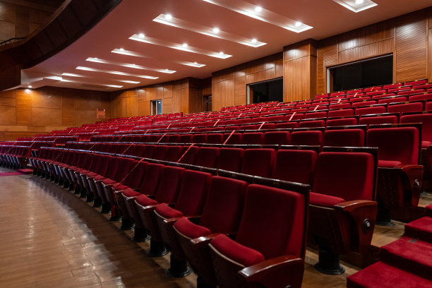 红色座位的剧院图片下载