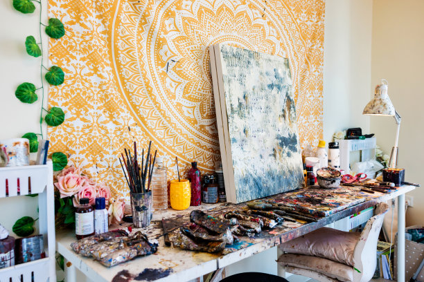 凌乱的艺术家工作室桌面图片下载