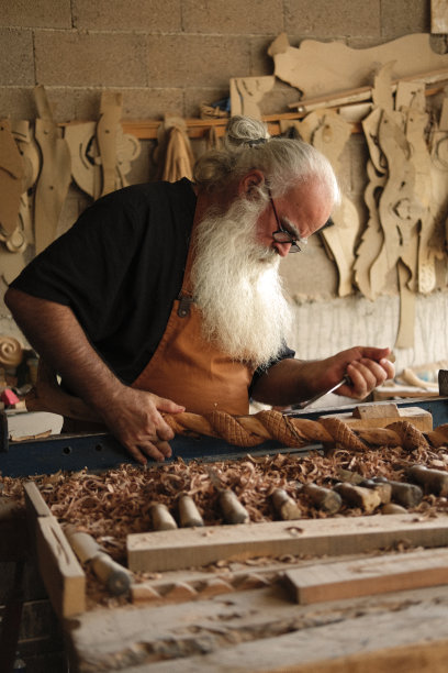 工匠的手在木工工作台上用手凿雕刻图片下载