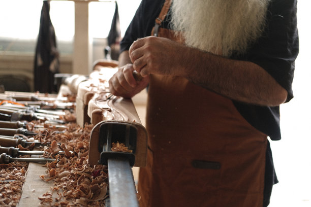 工匠的手在木工工作台上用手凿雕刻图片下载