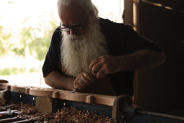 工匠的手在木工工作台上用手凿雕刻图片下载