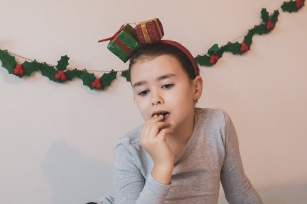 女孩吃了降临节日历上的巧克力糖果。图片下载