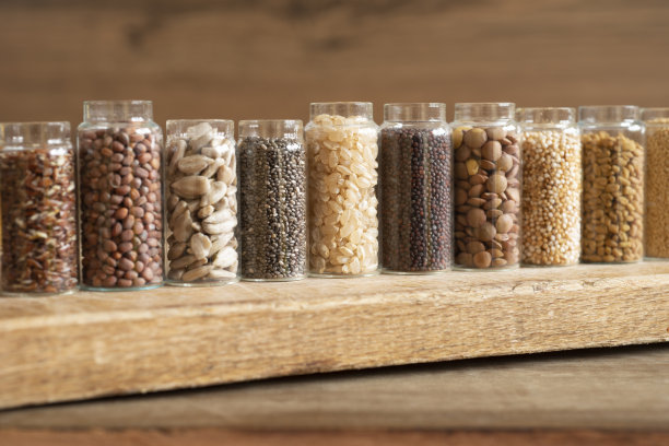 小罐子里的各种谷物-谷物图片下载