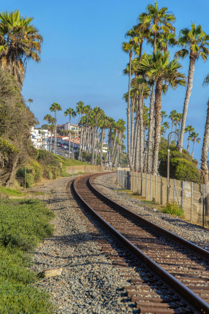 加州圣克莱门特的铁轨上铺着石头图片下载