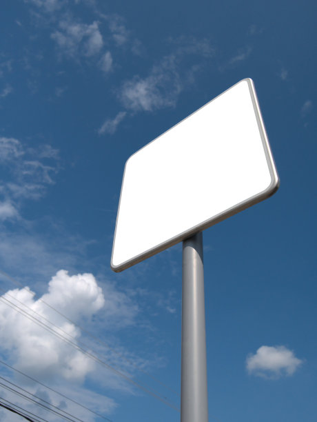 空白白色街道标志模板模拟。低角度视图。蓝天白云为背景图片下载