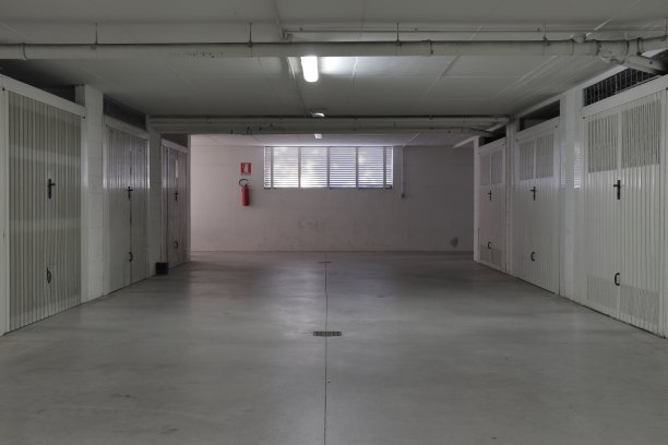 建筑物内的私人内部车库图片下载