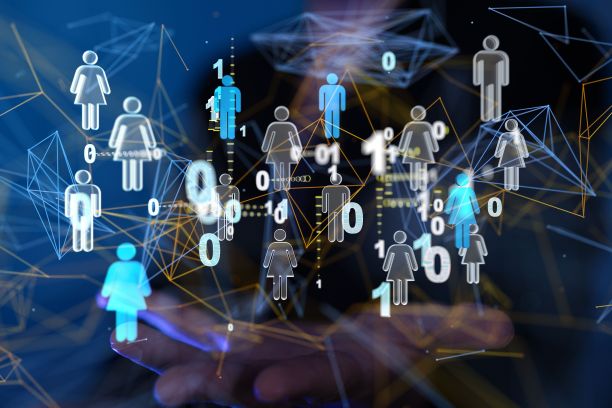 带有二进制数字的人物图标盘旋在手的上方。图片下载