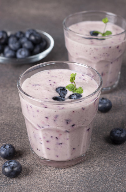 自制的冰沙，两杯蓝莓，棕色背景图片下载