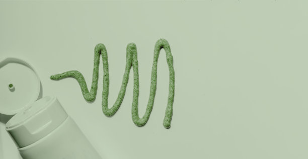 奶油天然磨砂绿色背景。模拟。液体化妆品，从一管倒质地图片下载