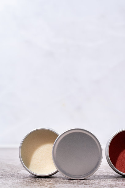 彩色润唇膏在圆形锡盒，模型设计图片下载