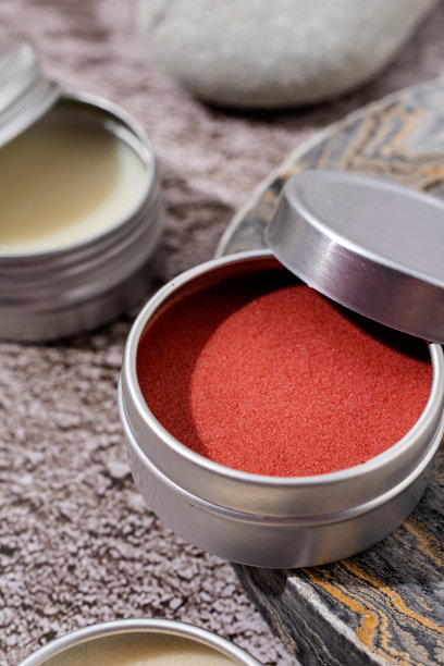 彩色唇膏在圆形锡盒阴影覆盖，模型设计图片下载