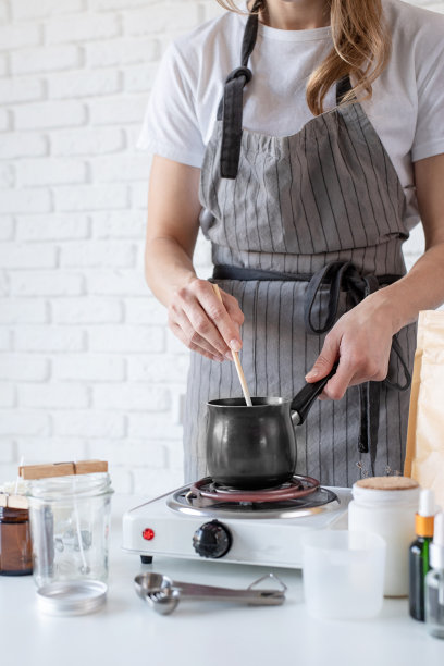 妇女在餐桌上制作装饰香薰蜡烛，特写图片下载