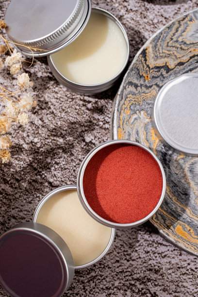 彩色唇膏在圆形锡盒阴影覆盖，模型设计图片下载