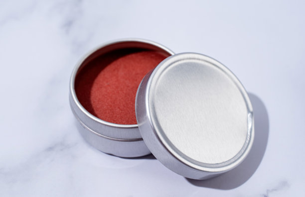 红色唇膏在圆形锡的情况下与阴影覆盖，模型设计图片下载