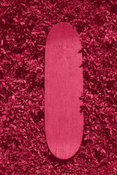 红色木制滑板。滑板背景，街头运动。2023年度流行色图片下载