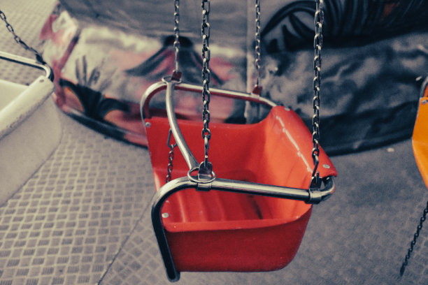 游乐园的红色旋转椅和其他非焦点旋转椅图片下载