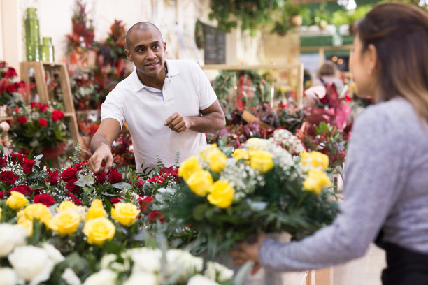 花店老板在购买鲜花前建议男性顾客图片下载