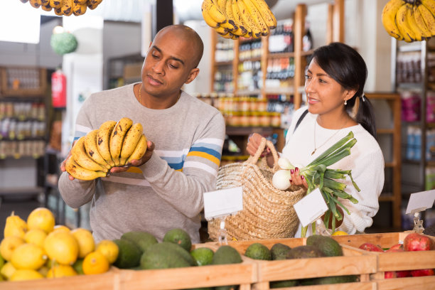 西班牙夫妇在超市挑选新鲜水果和蔬菜图片下载