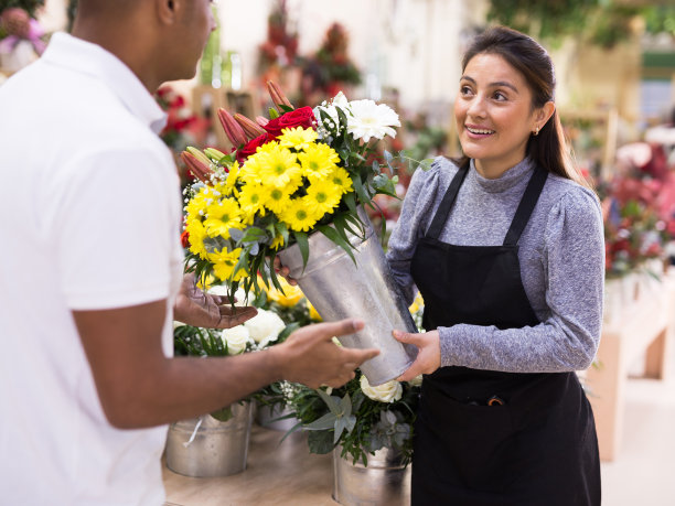 卖家提供玫瑰插花礼物给男性买家图片下载