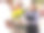 卖家提供玫瑰插花礼物给男性买家图片下载