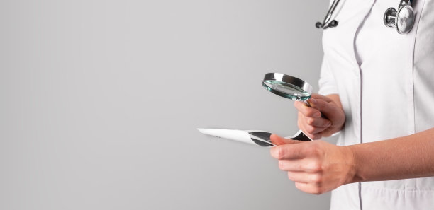 医学研究概念。医生手持放大镜，研究文件，扫描。横幅，文字背景图片下载