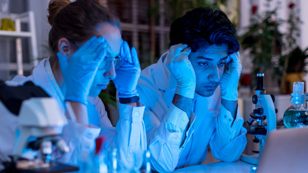 医学科学实验室。在医学、生物技术发展高级科学制药实验室工作的科学家图片下载