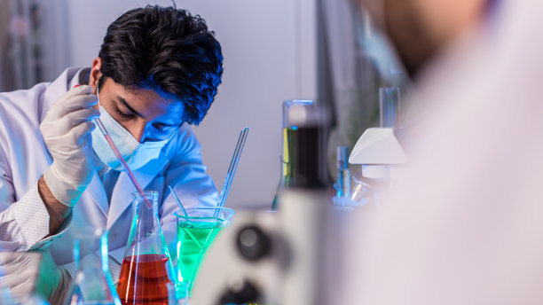 医学科学实验室。在医学、生物技术发展高级科学制药实验室工作的科学家图片下载