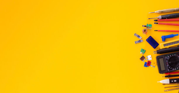 工具有黄色背景的螺丝刀，测试仪，追踪器。图片下载