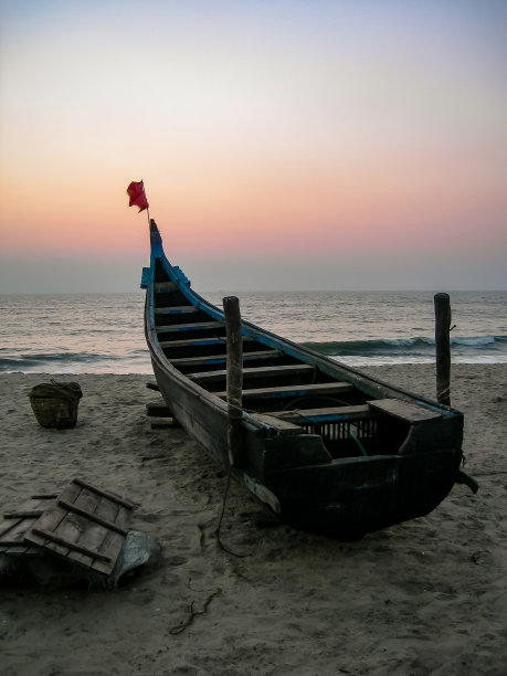 瓦尔卡拉海滩上的传统渔船图片下载