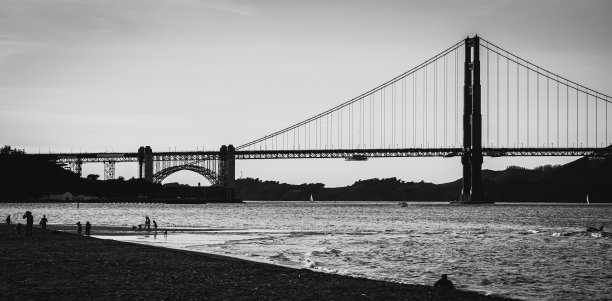 加州旧金山金门大桥的单色照片图片下载