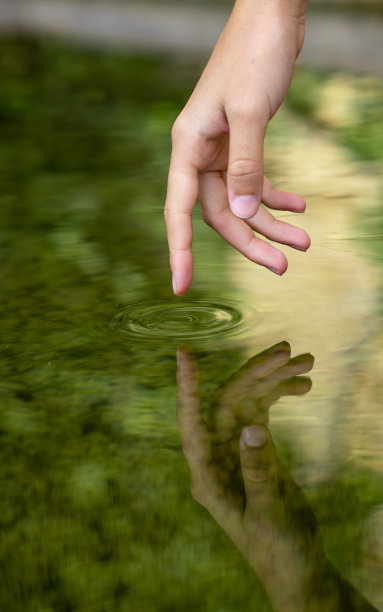 水面上一只手的倒影图片下载