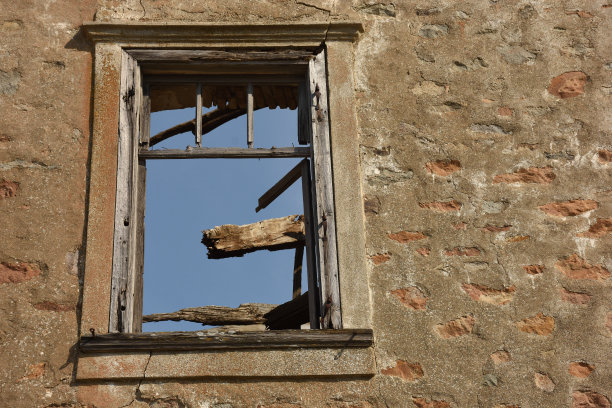 在废弃的房子里，旧的被毁的窗户的特写。图片下载