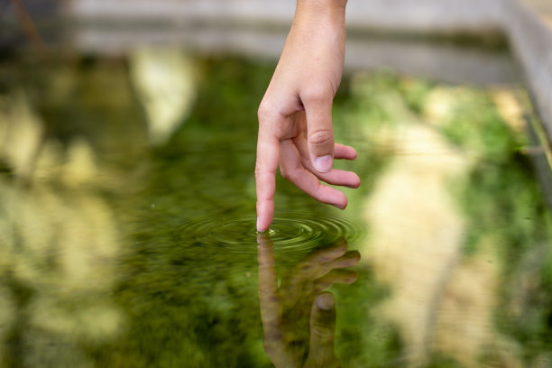水面上一只手的倒影图片下载
