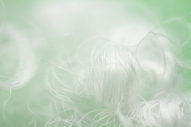 极宏观聚酯稳定纤维在绿色背景图片下载